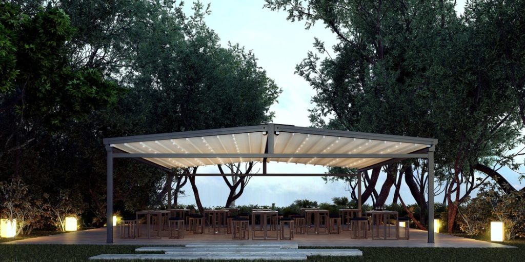 Pergola chapiteau qui couvre un espace dans un jardin en alsace