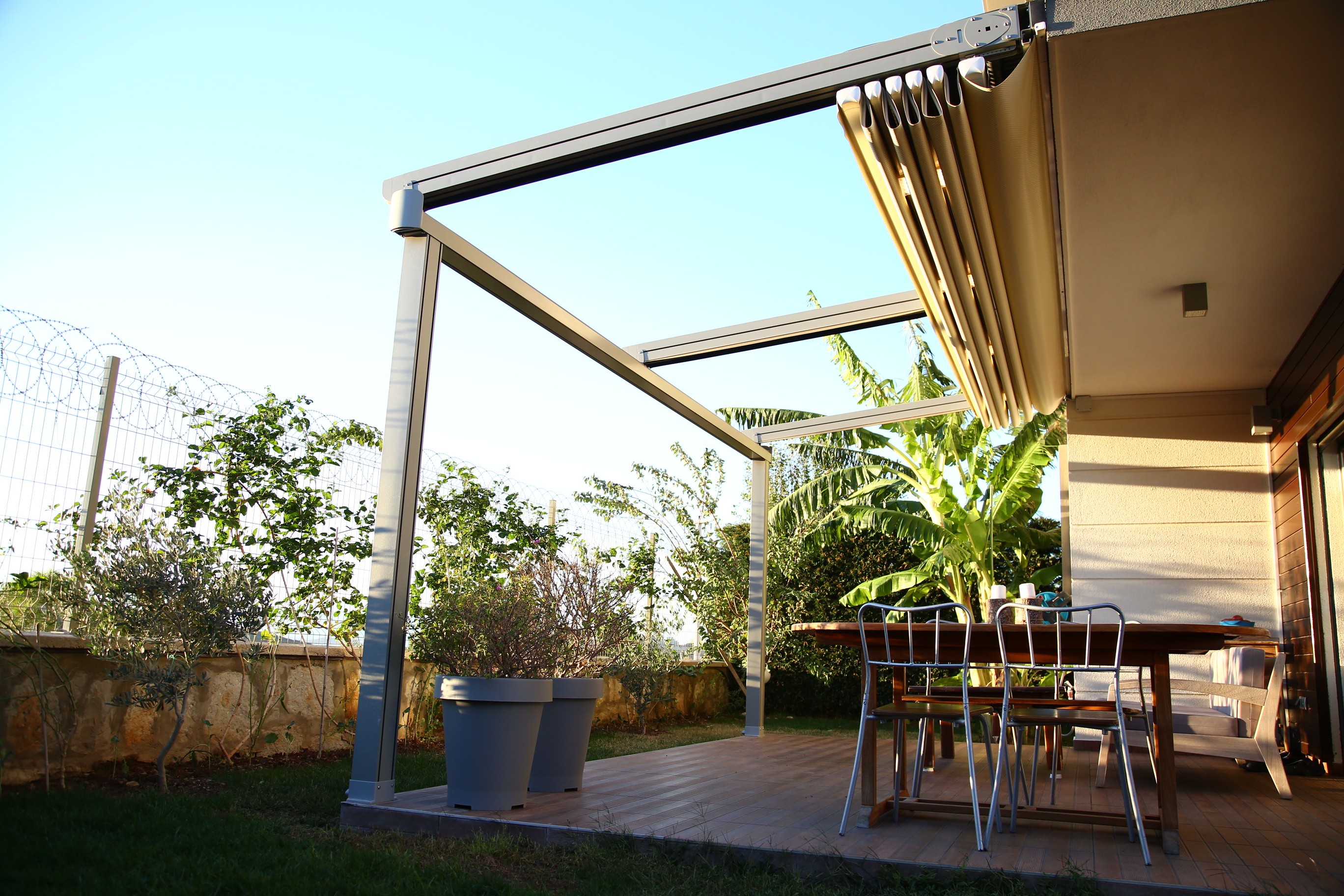 Pergola retractable dans un jardin avec la bache retracter