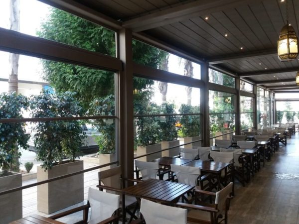 Vitrage guillotine sur une pergola bioclimatique